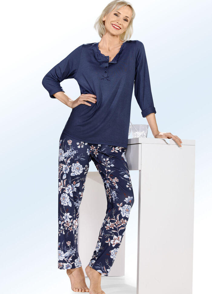 Schlafanzug von "Ascafa" mit Knopfleiste und langen &Auml;rmeln 