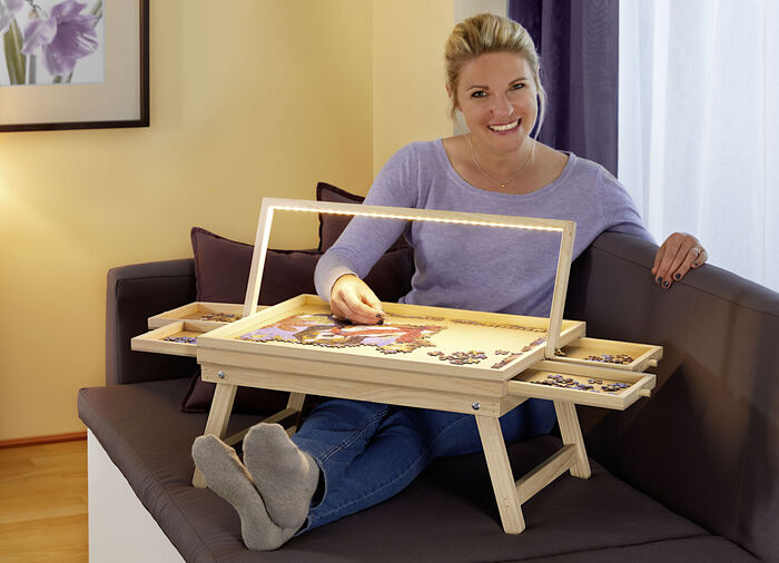 LED Puzzletisch mit Schubladen und ausklappbare Standf&uuml;&szlig;e 