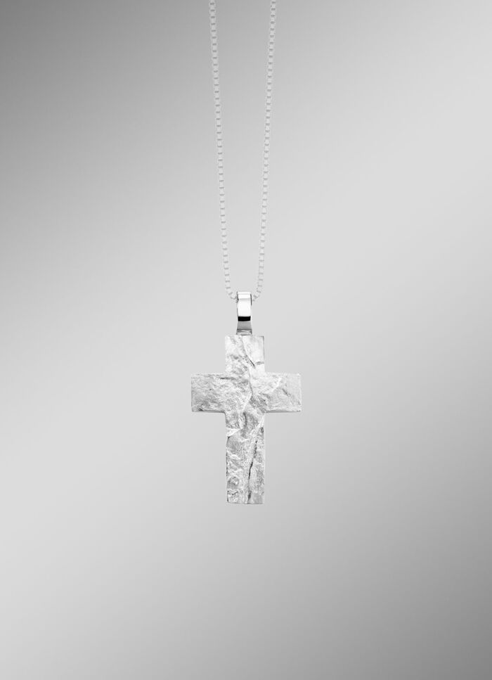 Markanter Kreuz-Anhänger mit gehämmerter Oberfläche 