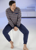 Schlafanzug mit V-Ausschnitt, garngef&auml;rbtem Ringeldessni und Brusttasche 