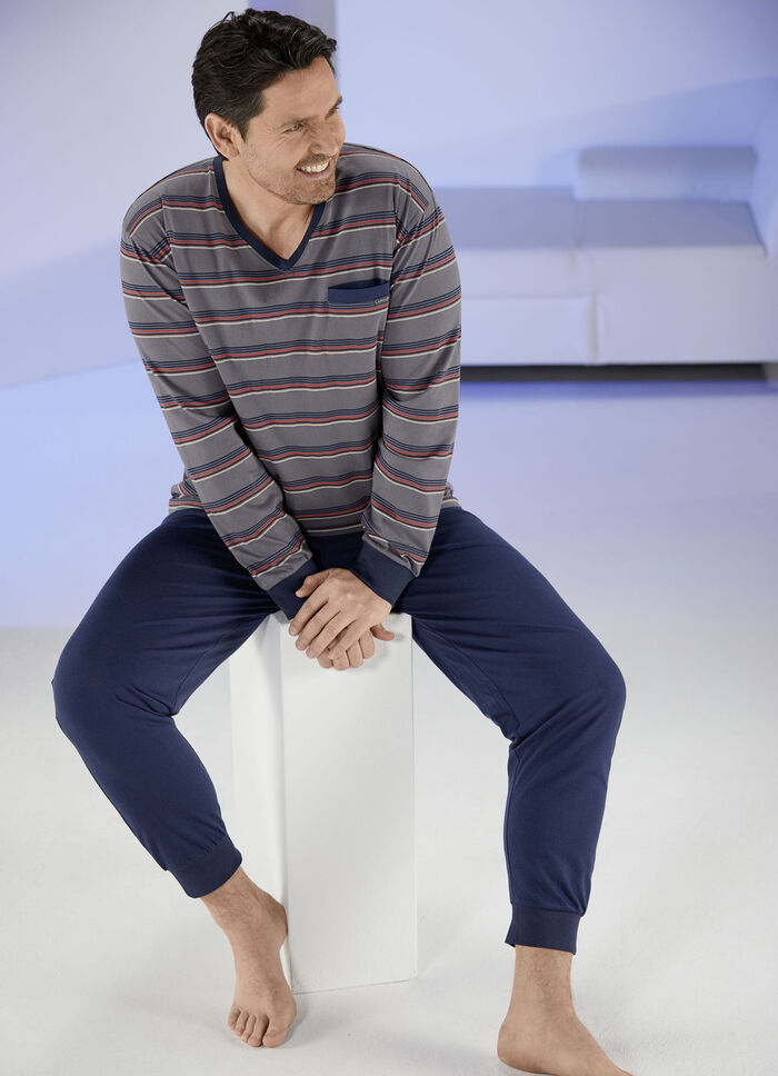 Schlafanzug mit V-Ausschnitt, garngef&auml;rbtem Ringeldessni und Brusttasche 