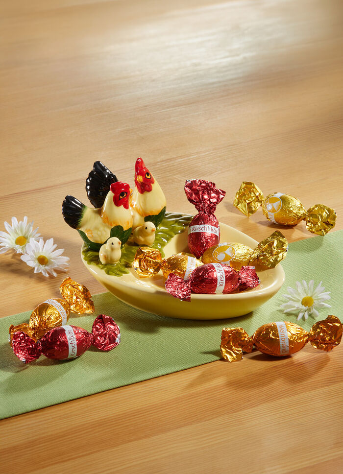 Dekoschale aus Keramik mit süßer Füllung 