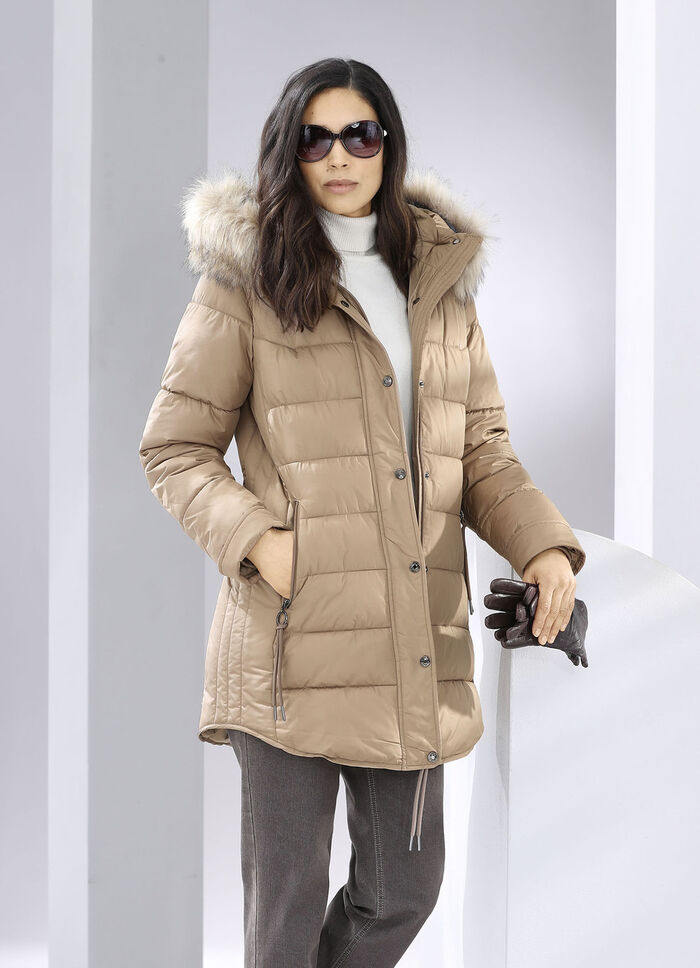 Funktionsjacke mit figurfreundlicher L&auml;ngssteppung seitlich 