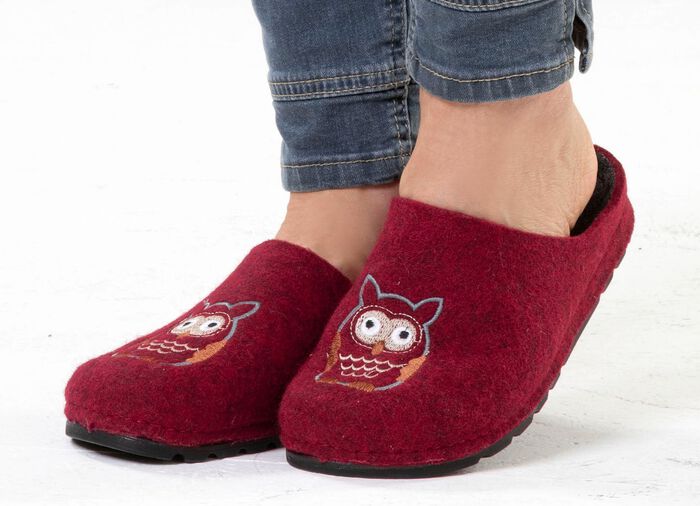 Klassische Damen-Hausschuhe, aus Filzmaterial GRANATROT