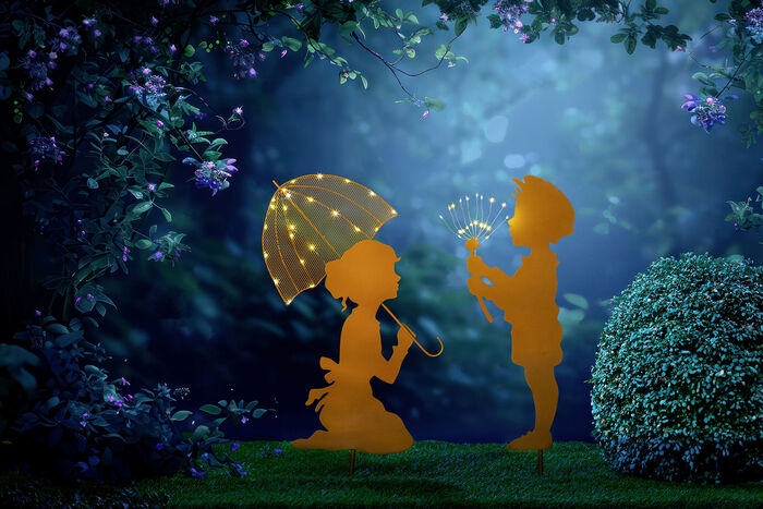 Junge und Mädchen mit Schirm 