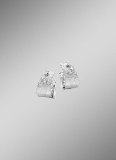 Edle Klappcreolen mit Zirkonia 