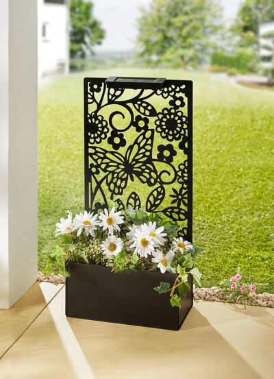 Pflanzkasten mit Spalier und Beleuchtung 