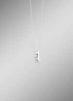 Moderner Anh&auml;nger mit synth. Zirkonia und Ankerkette 