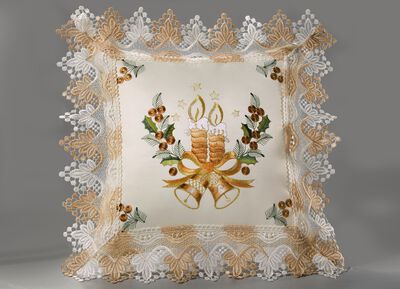 Tisch- und Raumdekoration mit weihnachtlichen Kerzenmotiven 