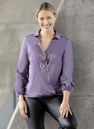 Bluse mit innenliegendem Druckknopf in 2 Farben 