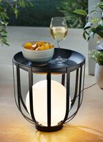 Tisch mit LED-Kugel 