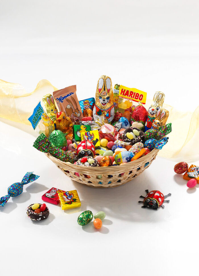 Prall gefüllter Osterkorb für Kinder