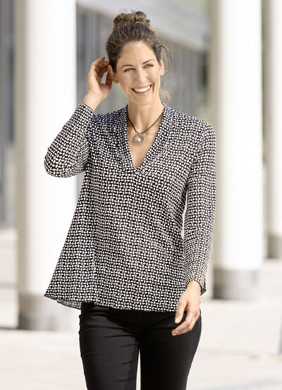 Shirt in leicht ausgestellter Form in 2 Farben 