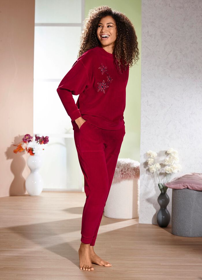 Hausanzug mit Stickereizier 