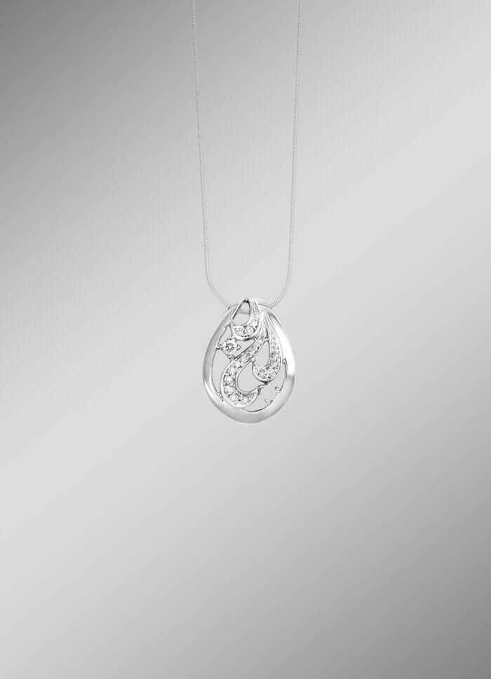 Durchbrochener Anhänger mit 17 Diamanten 