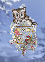 Fensterbild Katze auf Briefkasten aus echter Plauener Spitze 