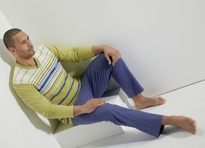 Schlafanzug mit V-Ausschnitt und Ringeldessin vorne 