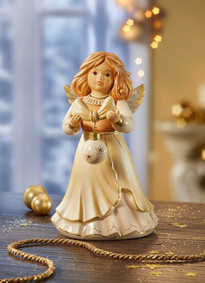 Engel mit Weihnachtsbaumkugel 