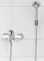 Wasserspar-Duschkopf und Wassersparer 