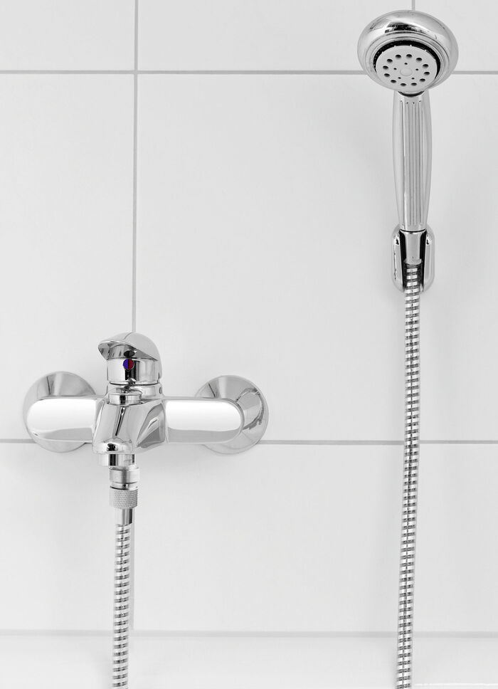 Wasserspar-Duschkopf und Wassersparer 