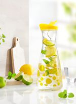 Glaskaraffe mit Ausgiesser im Deckel 