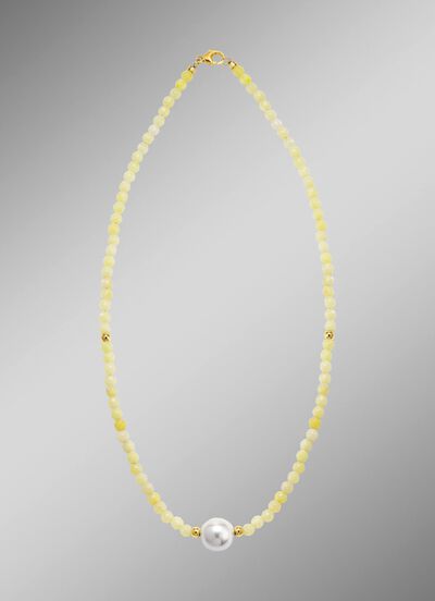 Halskette mit Perlenschimmer und Edelsteinglanz 