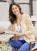 Strickjacke mit Blumen und Schmetterlingen 