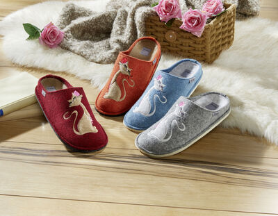 Hausschuh mit farblich abgestimmter Katzen-Applikation 