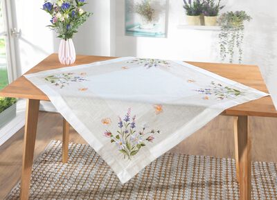 Tisch- und Raumdekoration mit floralem Dessin 