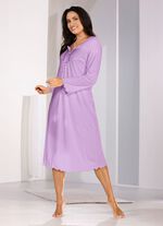 Nachthemd, wadenlang und gebogten Abschl&uuml;ssen  