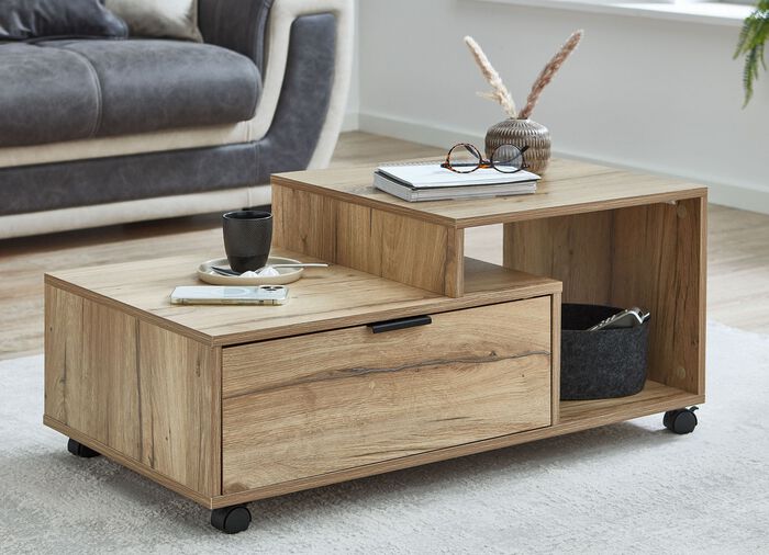 Moderner Couchtisch auf Rollen 