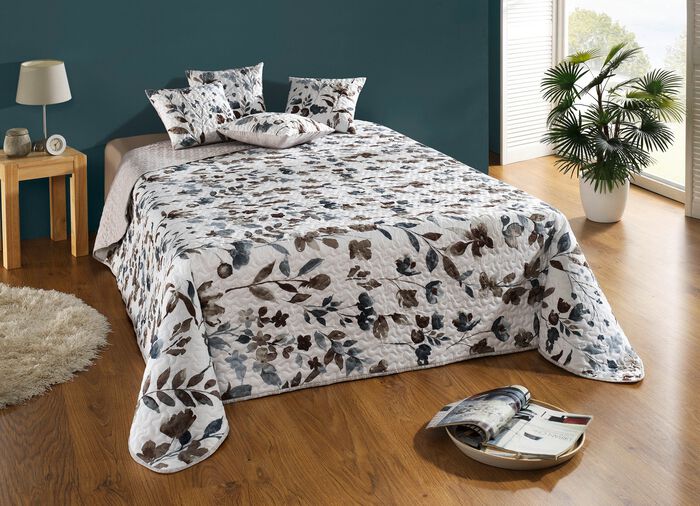 Aufwendig versteppte Tagesdecke mit Bandeinfassung 