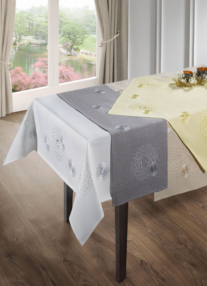 Tisch- und Raumdekoration mit aufwendiger Stickerei 