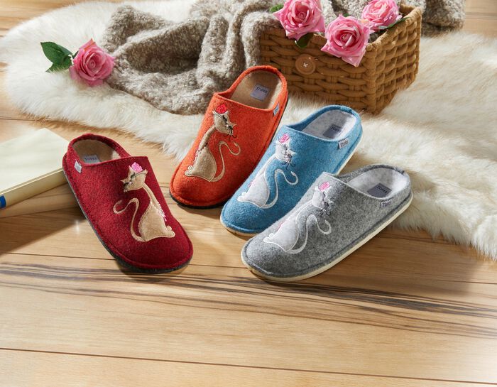 Hausschuh mit farblich abgestimmter Katzen-Applikation 