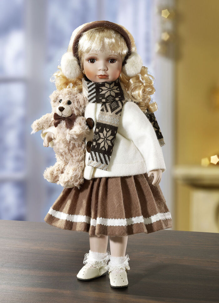 Porzellanpuppe mit winterlicher Kleidung