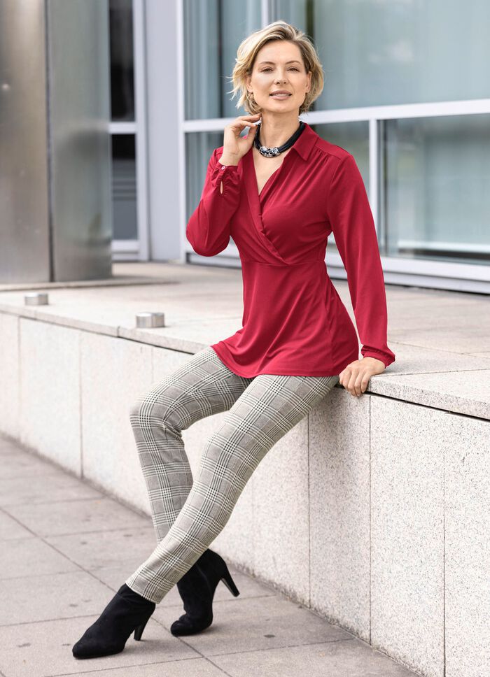 Raffiniertes Shirt mit Polokragen in 2 Farben ROT