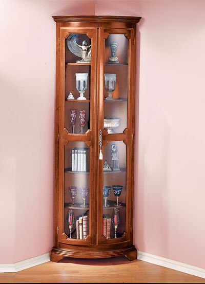 Teilmassive Eckvitrine mit gebogenen Glast&uuml;ren mit Schloss 