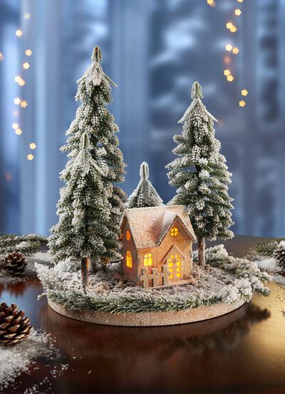 Beleuchtetes Winterh&auml;uschen mit Tannen 