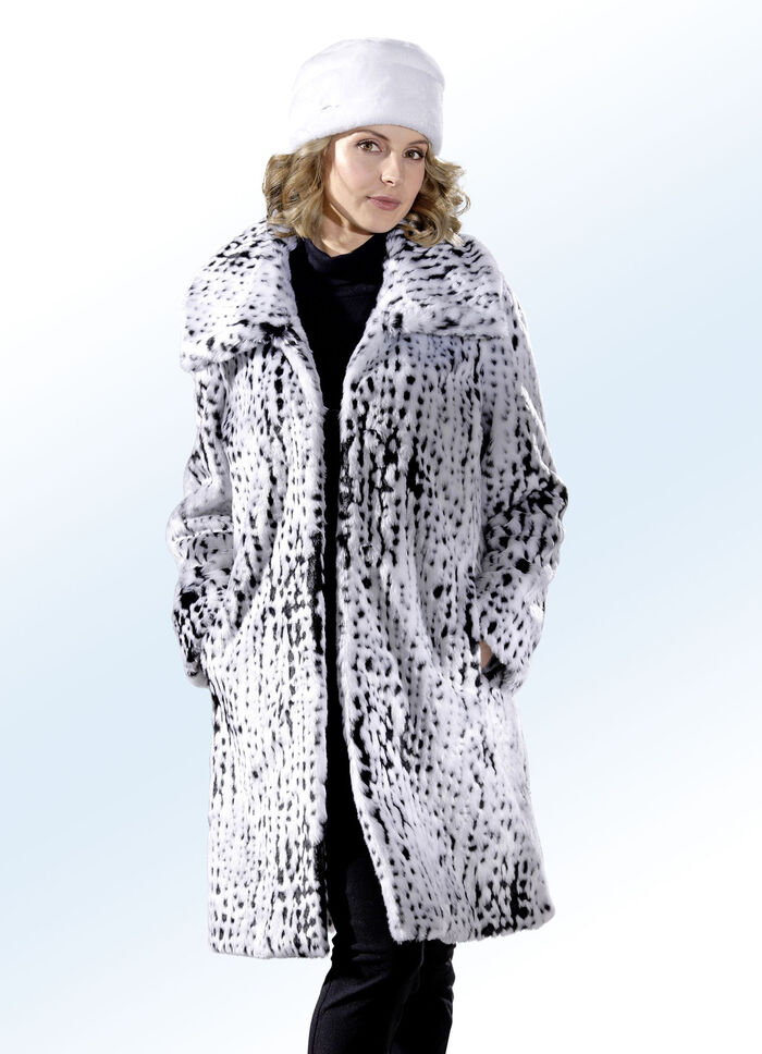 Kurzmantel mit Pelzhakenverschlüssen 