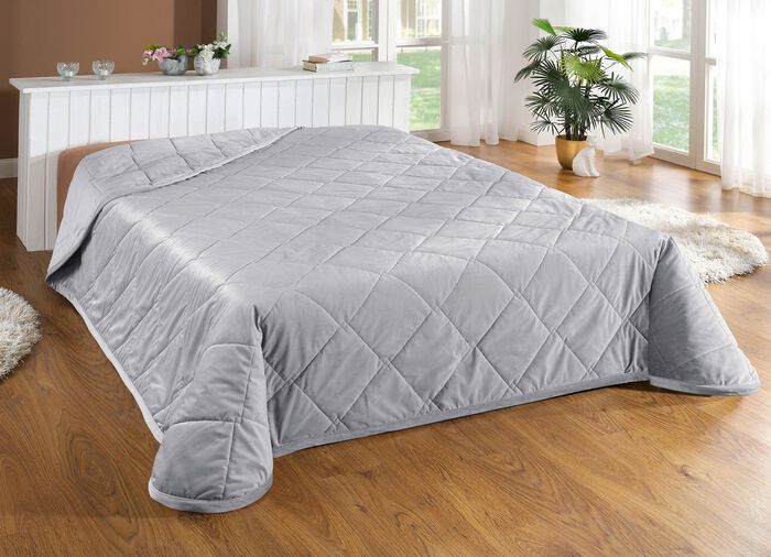 Klassische Tagesdecke und Kissenbez&uuml;ge in edler Samtoptik SILBER