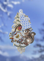 Fensterbild Eichh&ouml;rnchen aus echter Plauener Spitze 