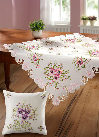 Tisch- und Raumdekoration mit Stiefmütterchen-Stickereien 