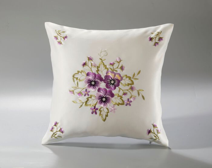 Tisch- und Raumdekoration mit Stiefm&uuml;tterchen-Stickereien 