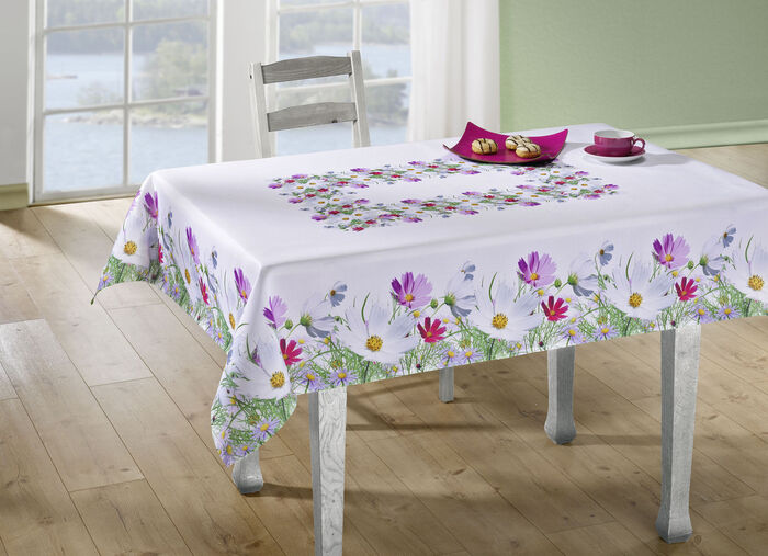 Frühlingshafte Tisch- und Raumdekoration mit Blüten-Motiv 