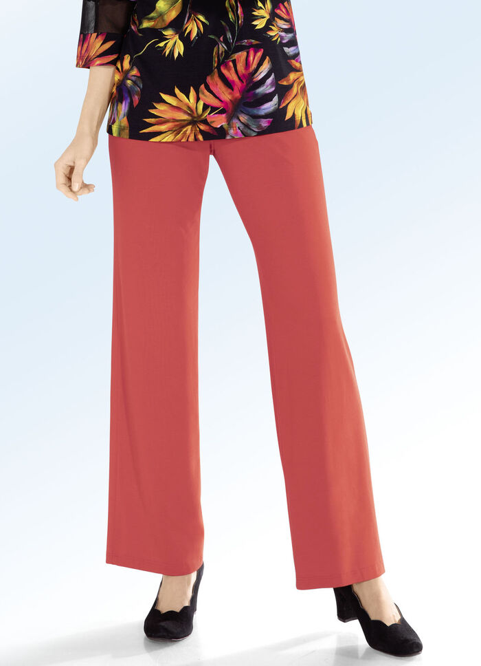 Hose in modischer Weite 