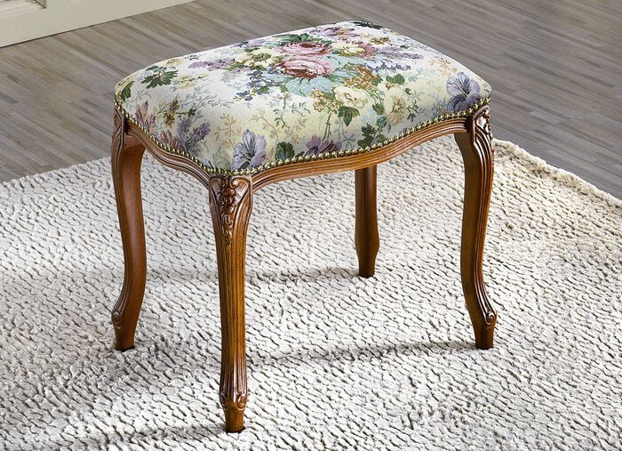 Hocker mit floralem Gobelin-Bezug 