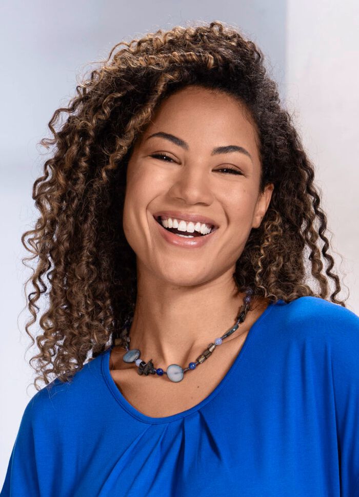 Halskette mit verschiedenen Schmuckelementen 