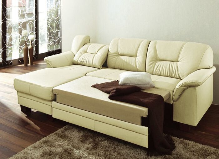 Polsterm&ouml;bel auf robusten, echten Holzf&uuml;&szlig;en 