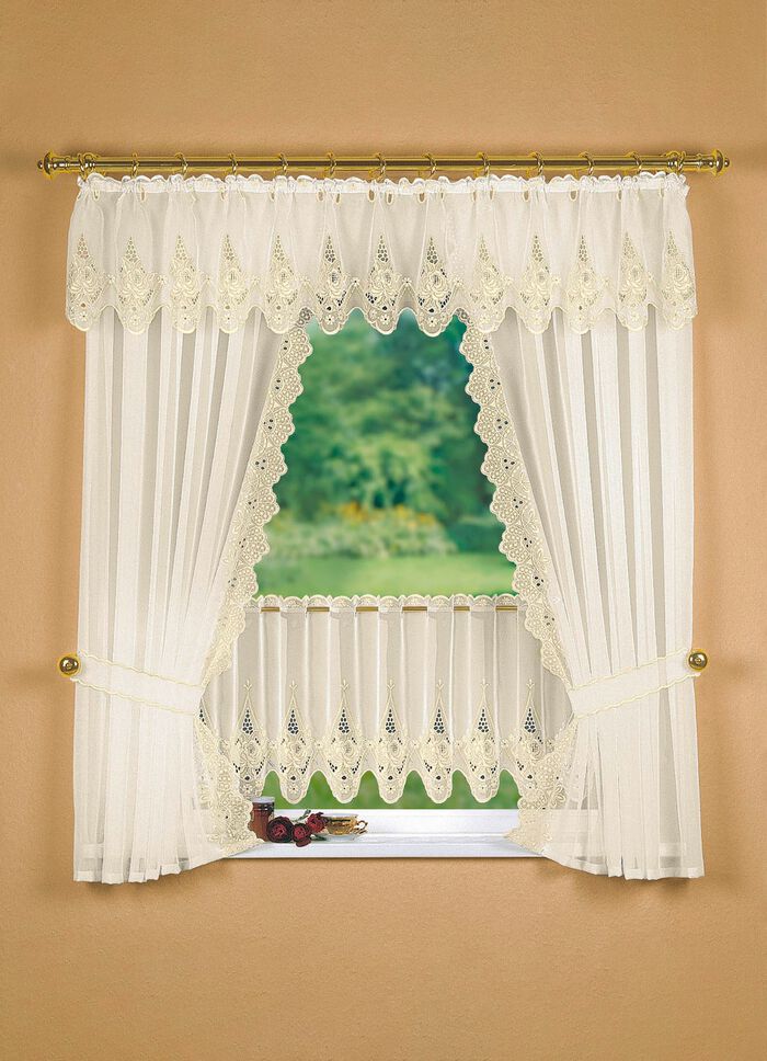 Fensterdekoration mit aufwendiger Plauener Stickerei 