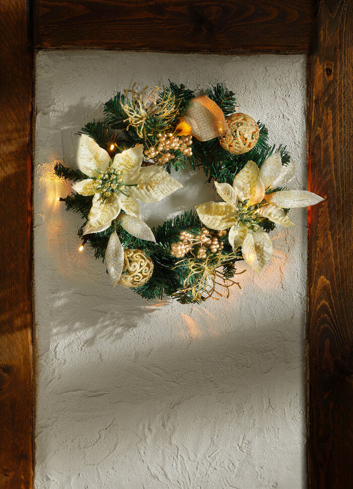 Beleuchteter Tannenkranz mit Poinsettia-Blüten 